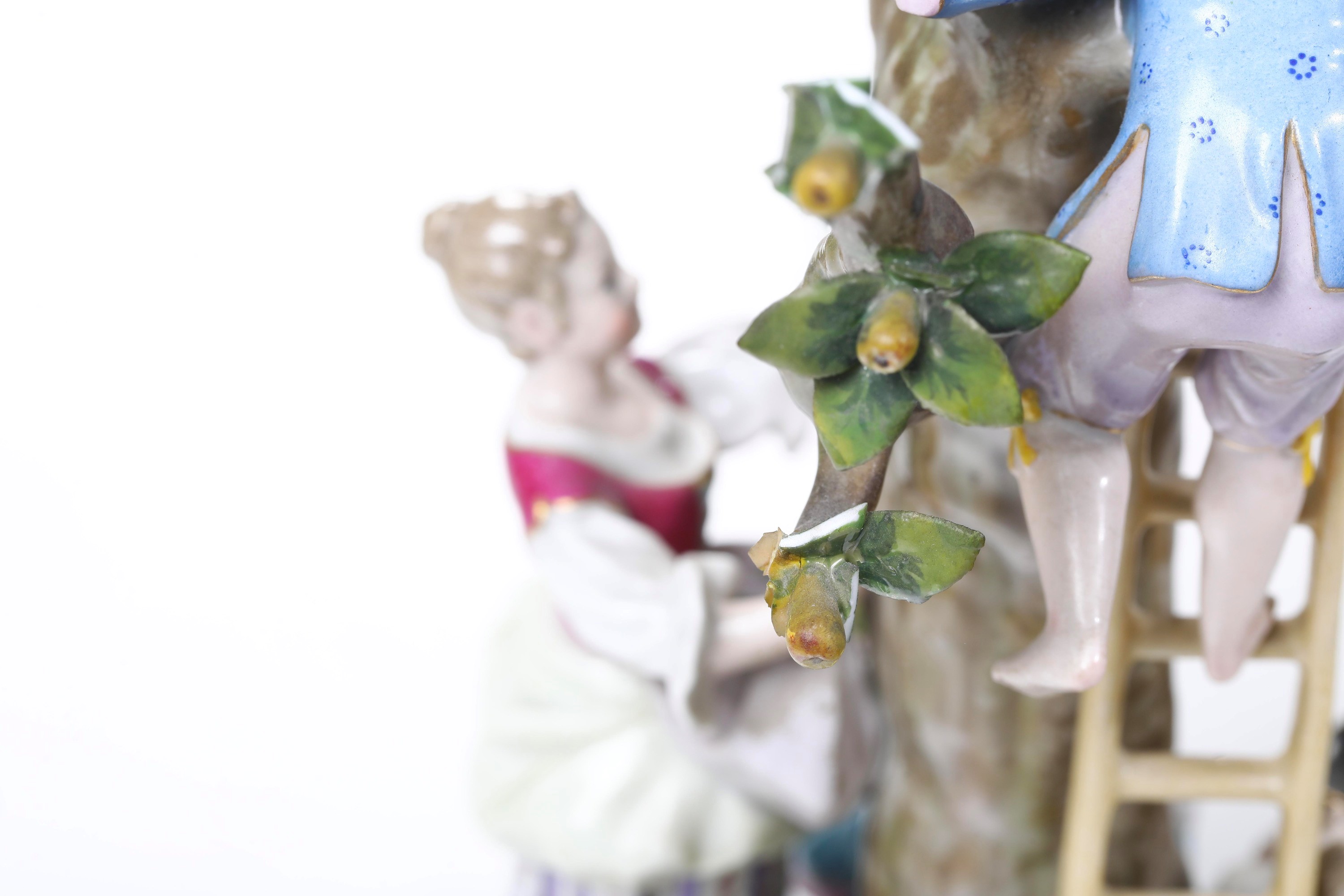 Coppia di gruppi. “La raccolta delle mele”. Meissen, XIX e XX secolo.