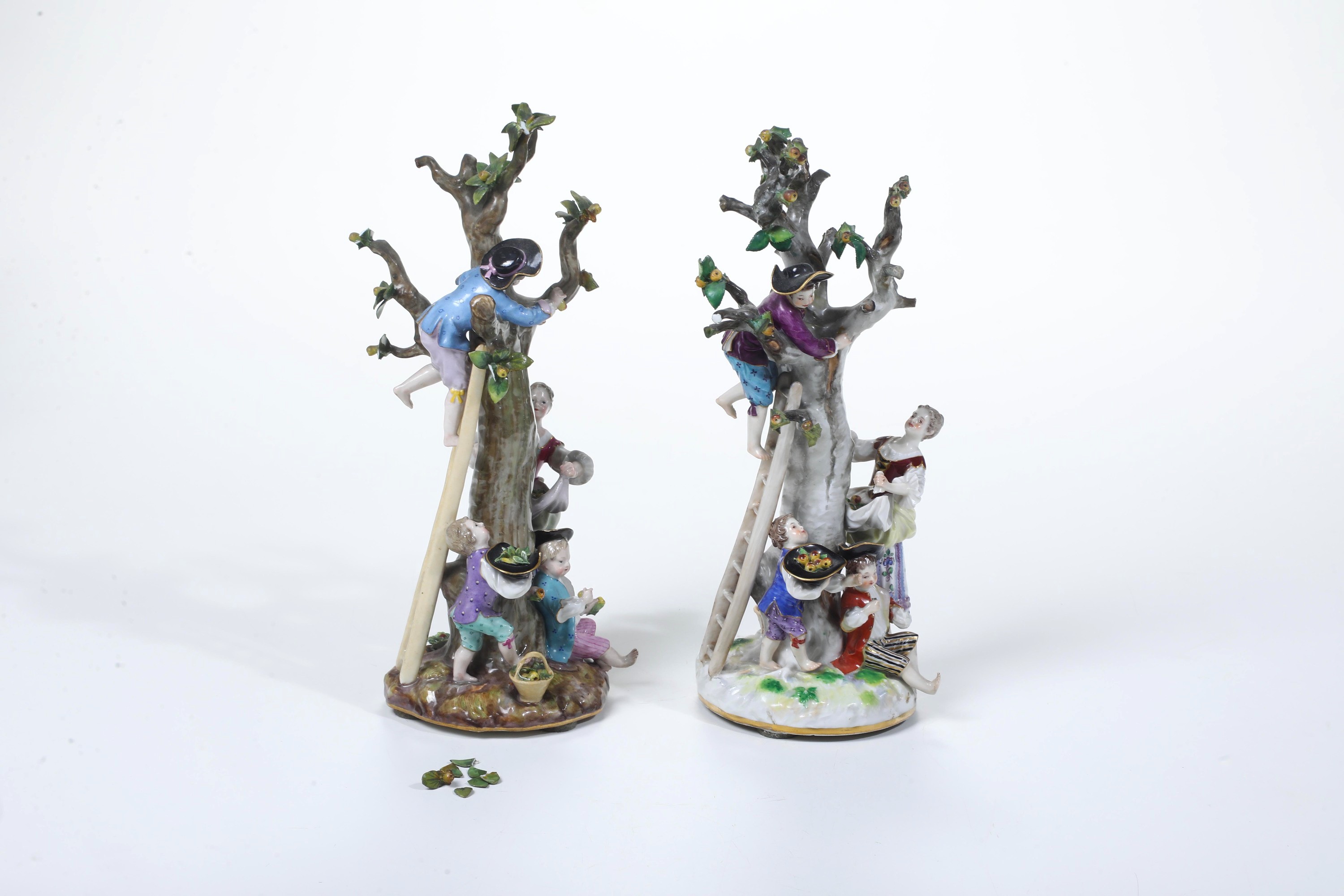 Coppia di gruppi. “La raccolta delle mele”. Meissen, XIX e XX secolo.