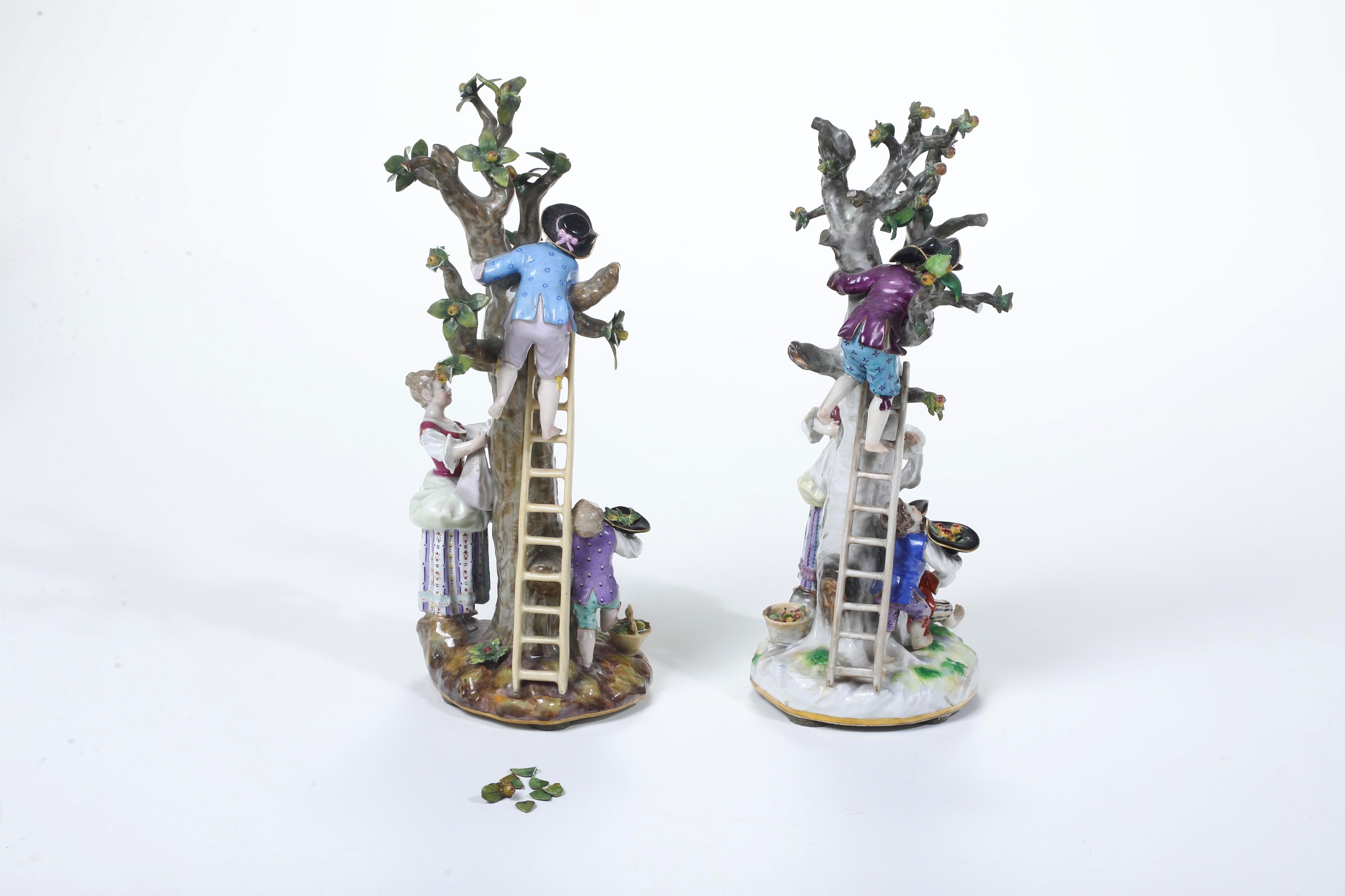 Coppia di gruppi. “La raccolta delle mele”. Meissen, XIX e XX secolo.