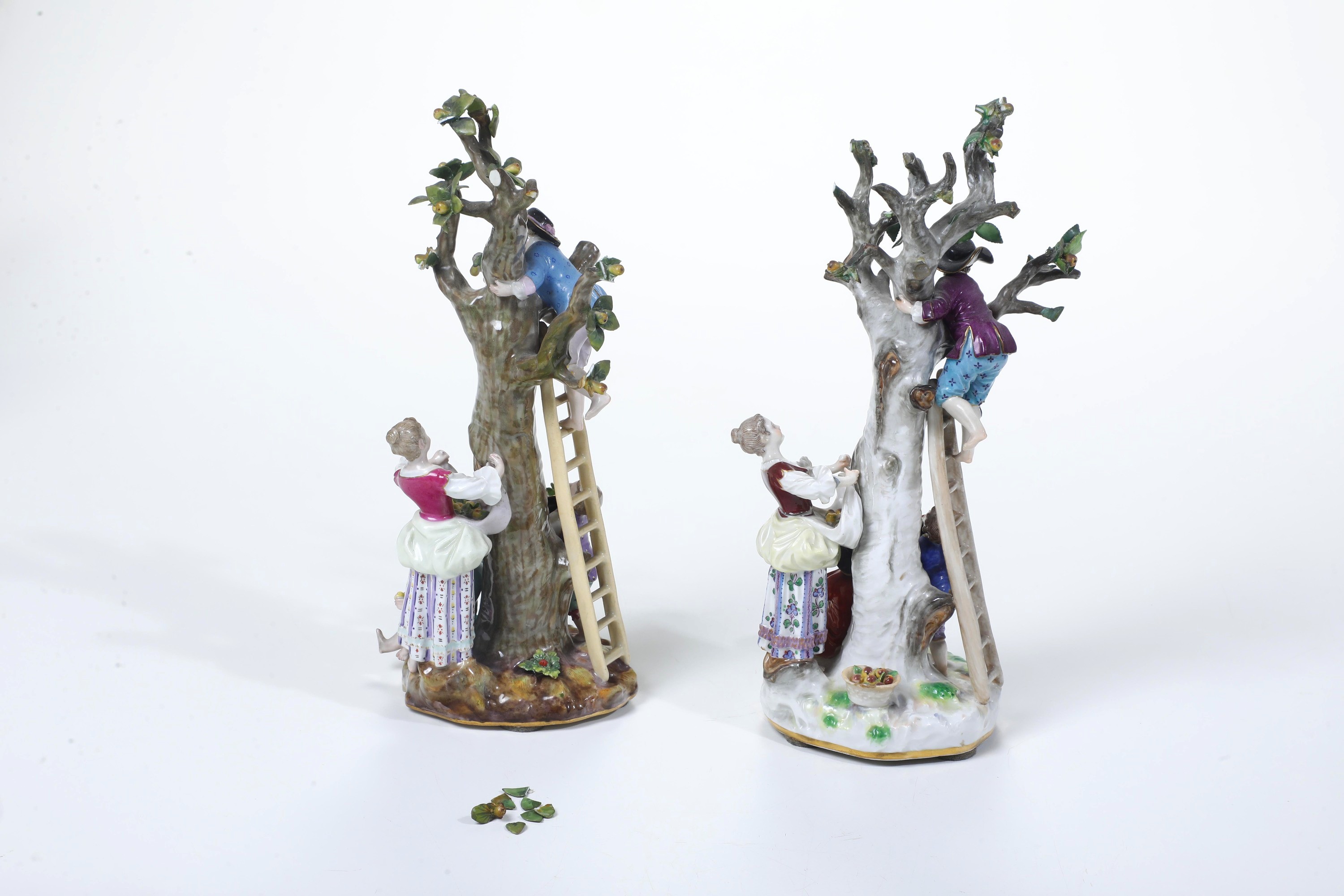 Coppia di gruppi. “La raccolta delle mele”. Meissen, XIX e XX secolo.