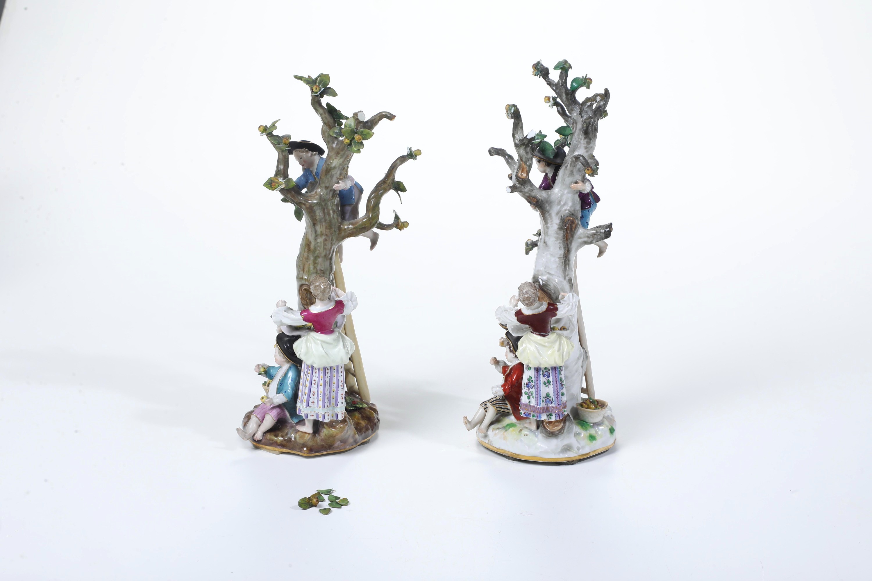 Coppia di gruppi. “La raccolta delle mele”. Meissen, XIX e XX secolo.