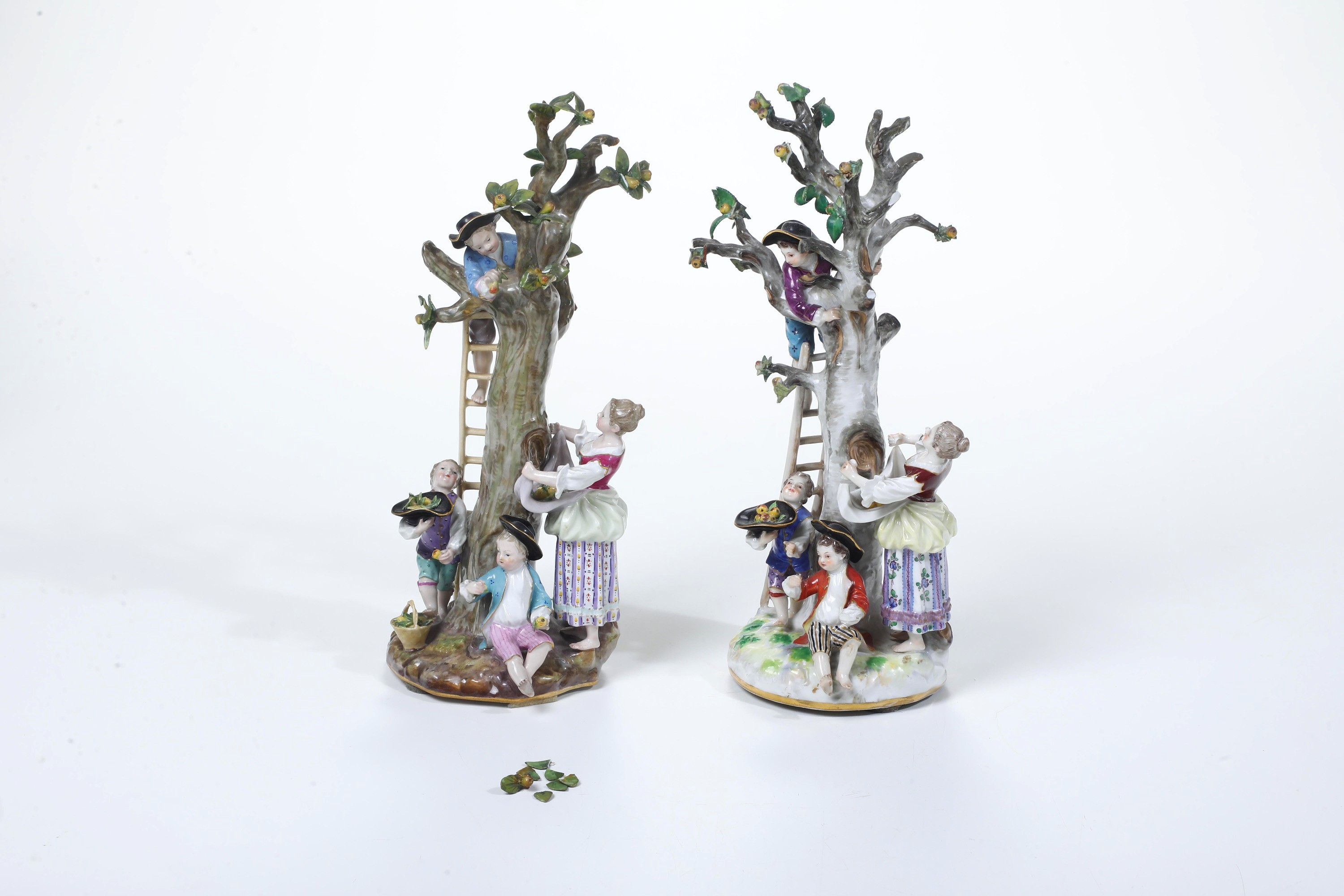 Coppia di gruppi. “La raccolta delle mele”. Meissen, XIX e XX secolo.