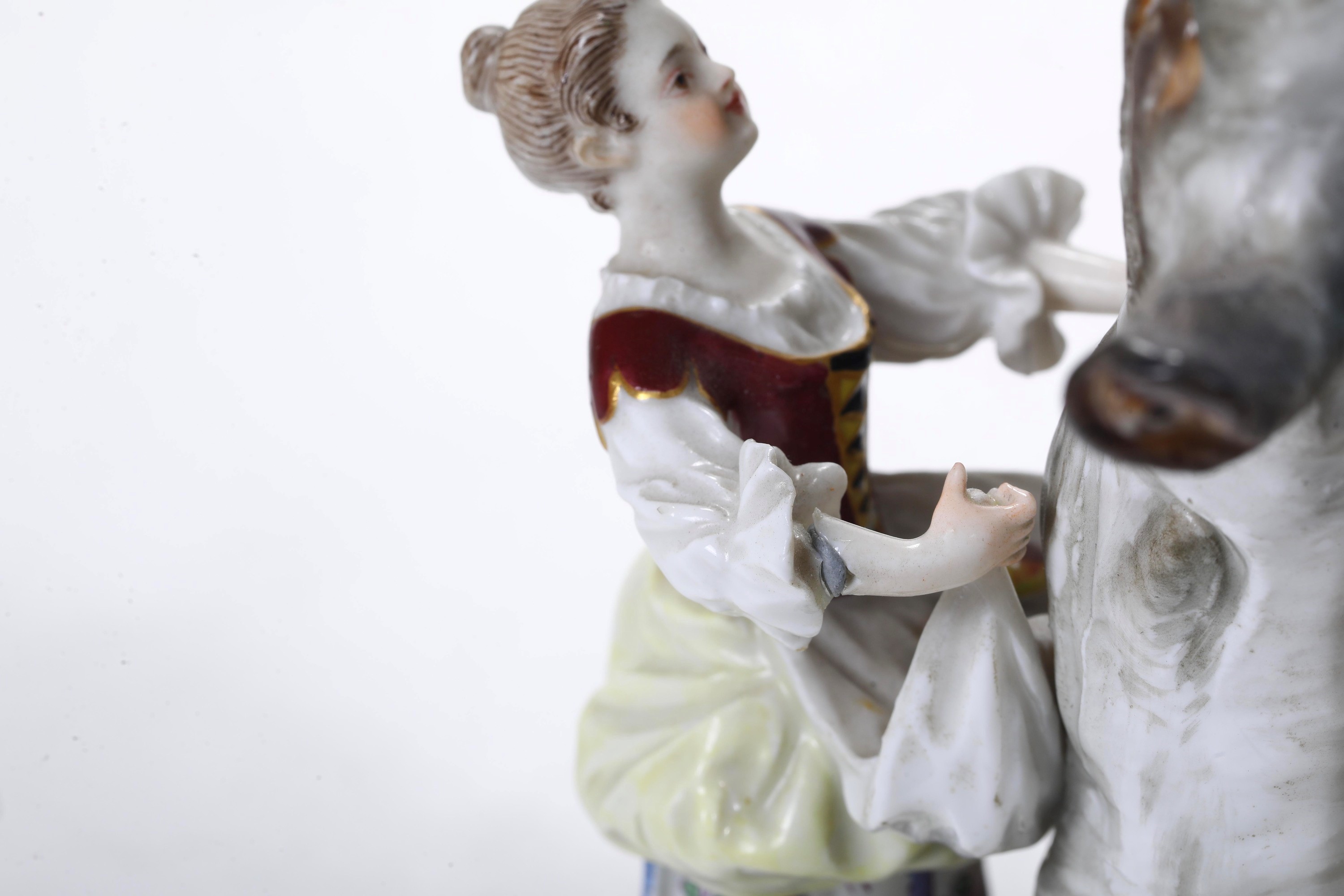 Coppia di gruppi. “La raccolta delle mele”. Meissen, XIX e XX secolo.