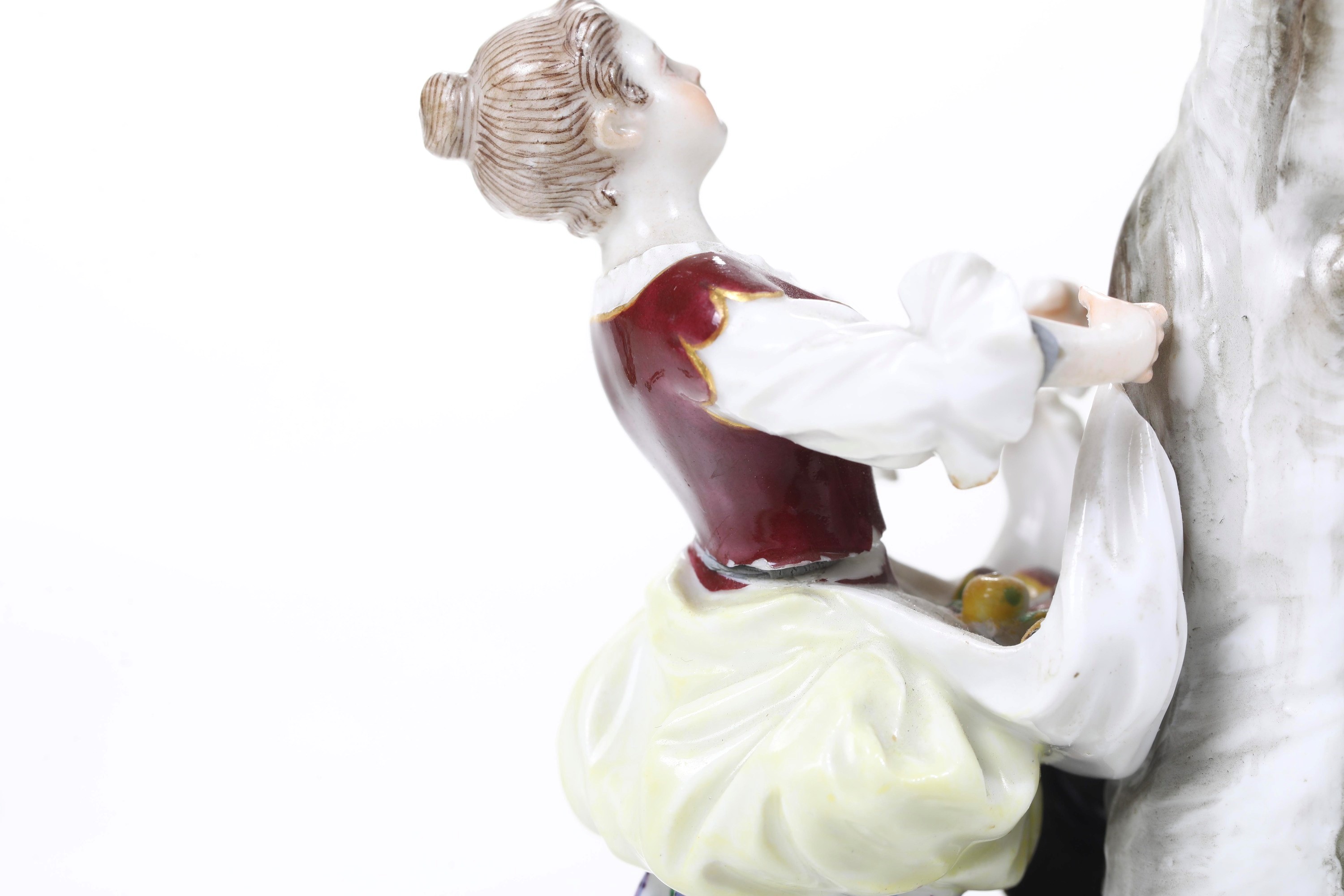 Coppia di gruppi. “La raccolta delle mele”. Meissen, XIX e XX secolo.