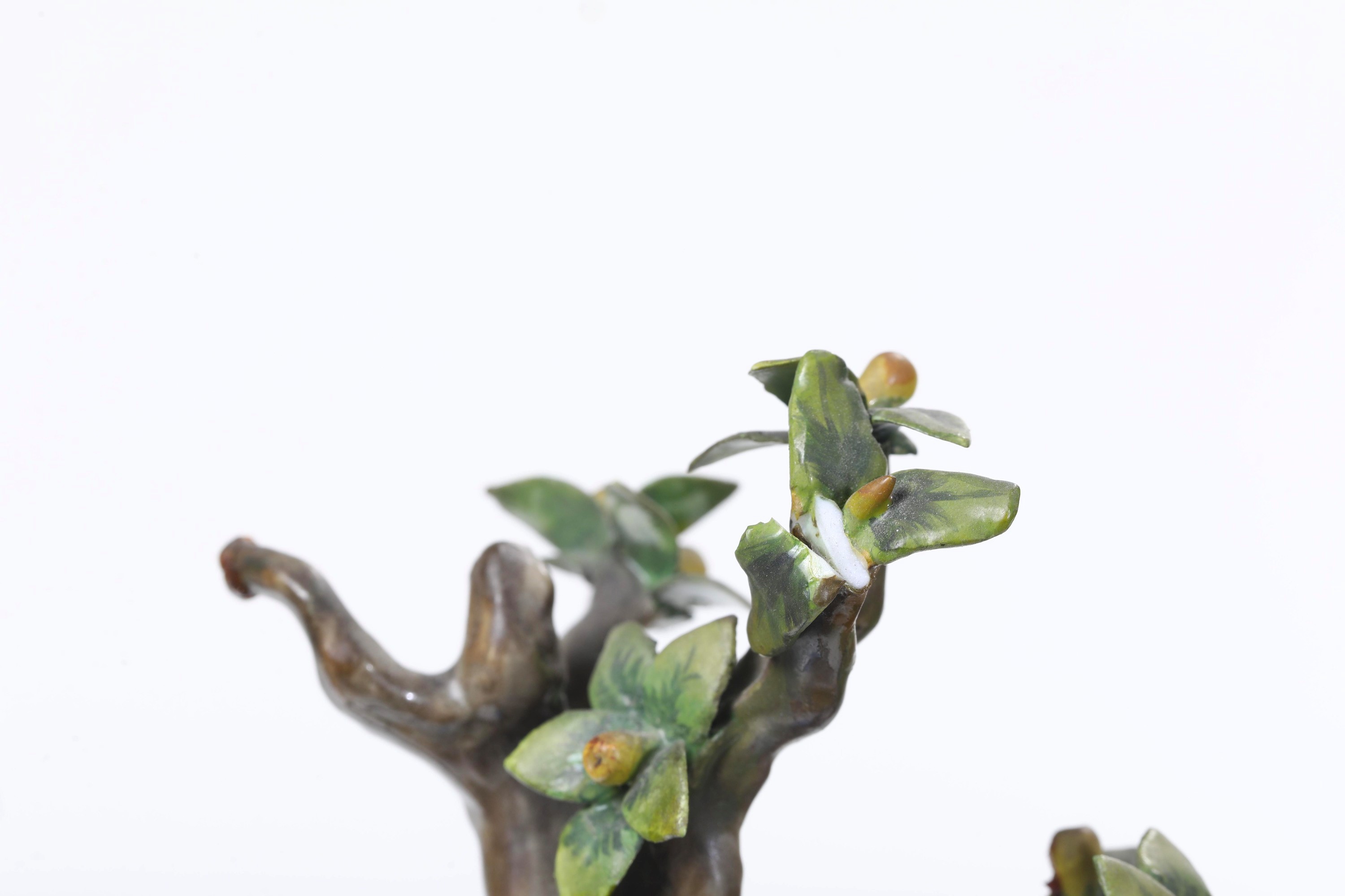 Coppia di gruppi. “La raccolta delle mele”. Meissen, XIX e XX secolo.