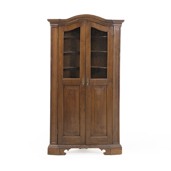 Angoliera in noce a due ante. XIX secolo