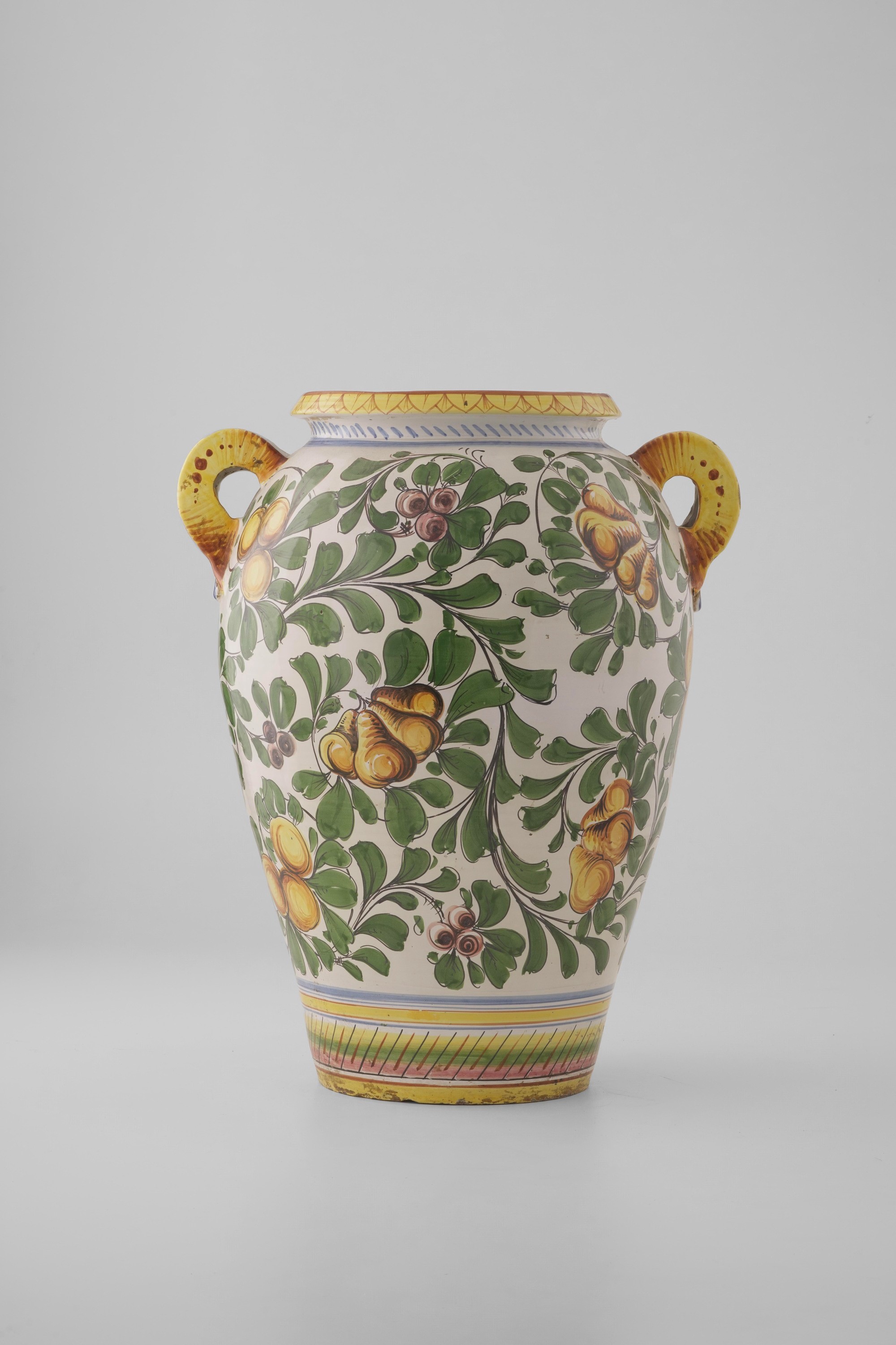 Vaso biansato in maiolica, decorazione floreale e stemma mediceo, XX secolo