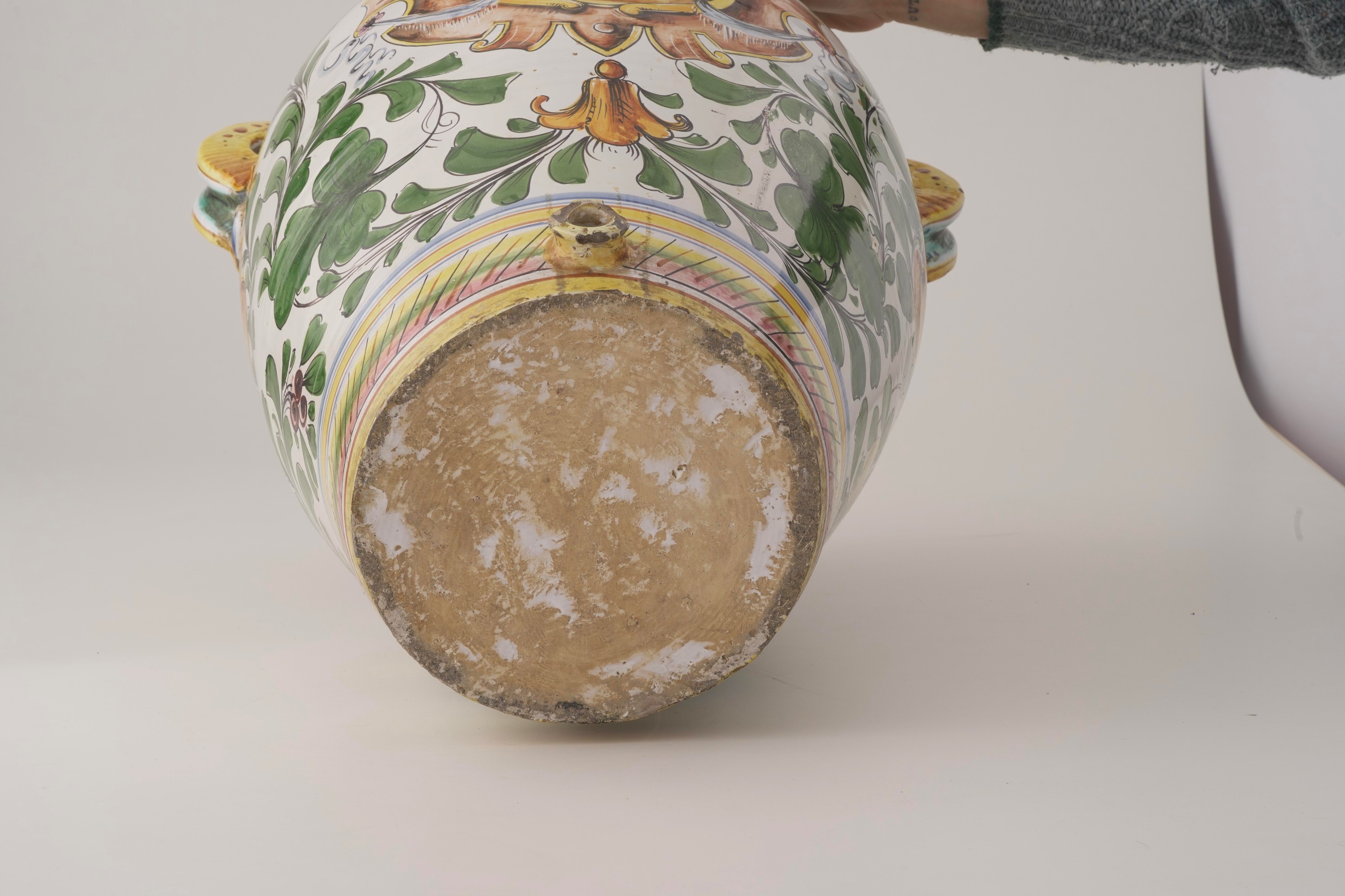 Vaso biansato in maiolica, decorazione floreale e stemma mediceo, XX secolo
