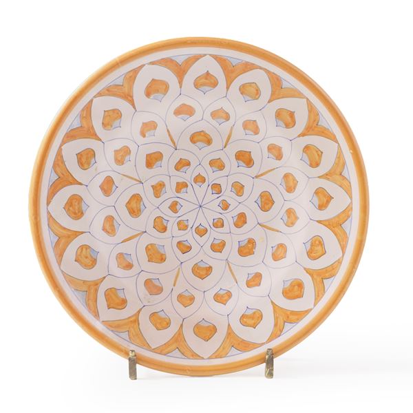Un piatto in maiolica di Deruta. XX secolo