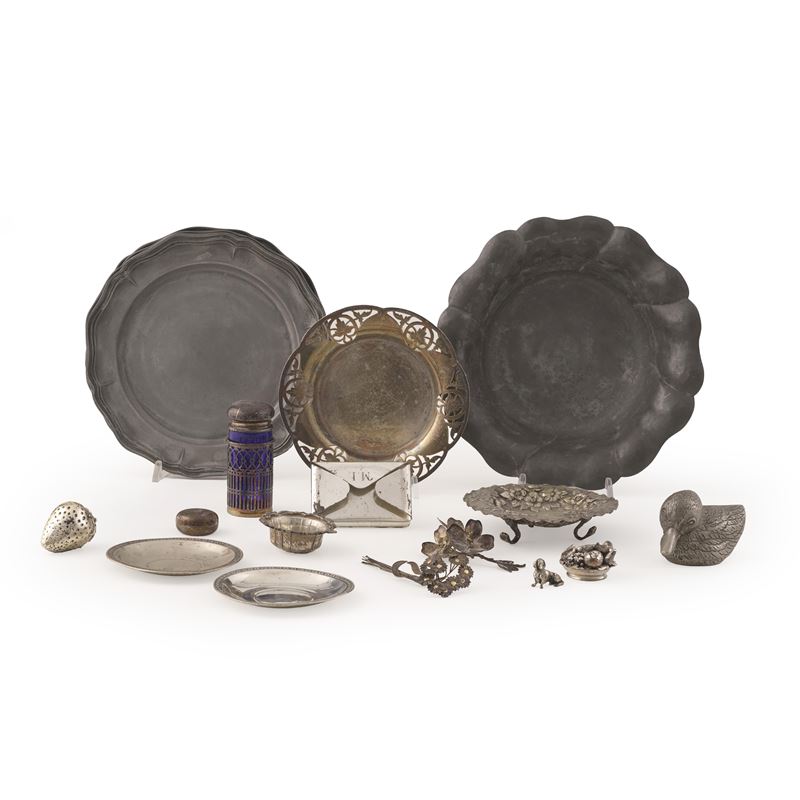 Lotto misto di curiosita in metallo argentato, argento e peltro  - Asta Antiquariato - Cambi Casa d'Aste