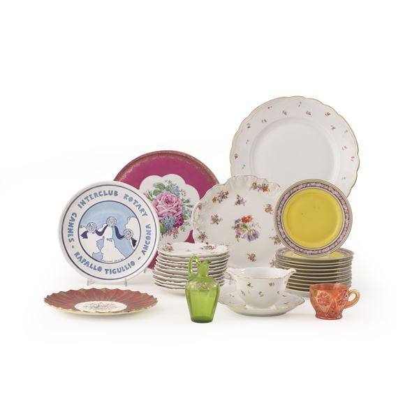 Lotto di piatti e altre suppellettili da tavola, per lo più in ceramica