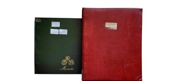 Due album contenenti monete di Stati dell'Asia.