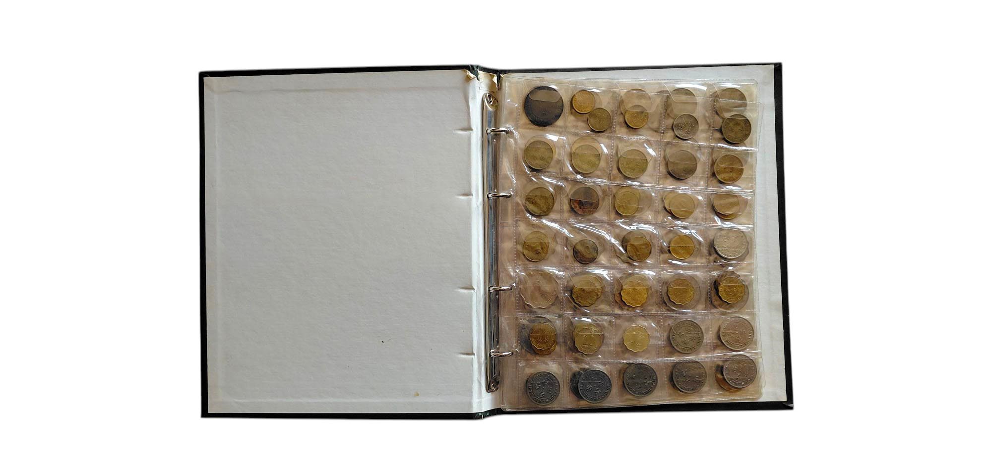 Due album contenenti monete di Stati dell'Asia.