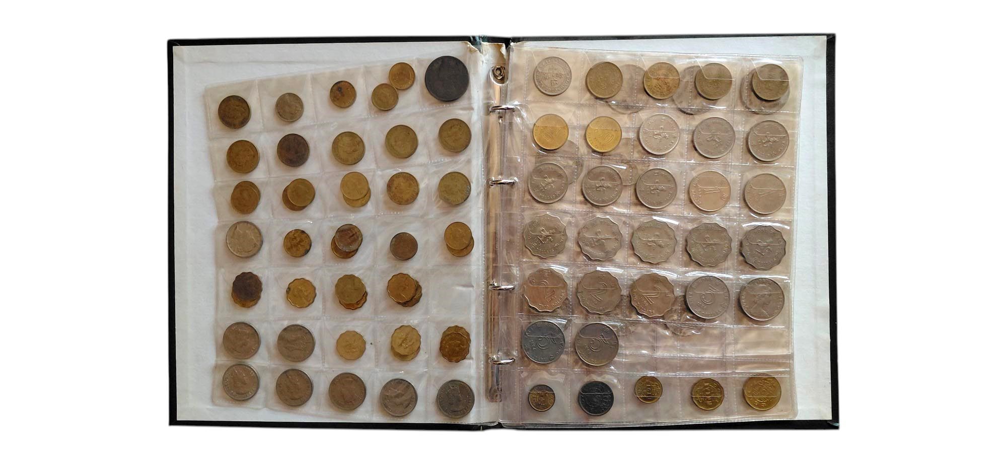 Due album contenenti monete di Stati dell'Asia.