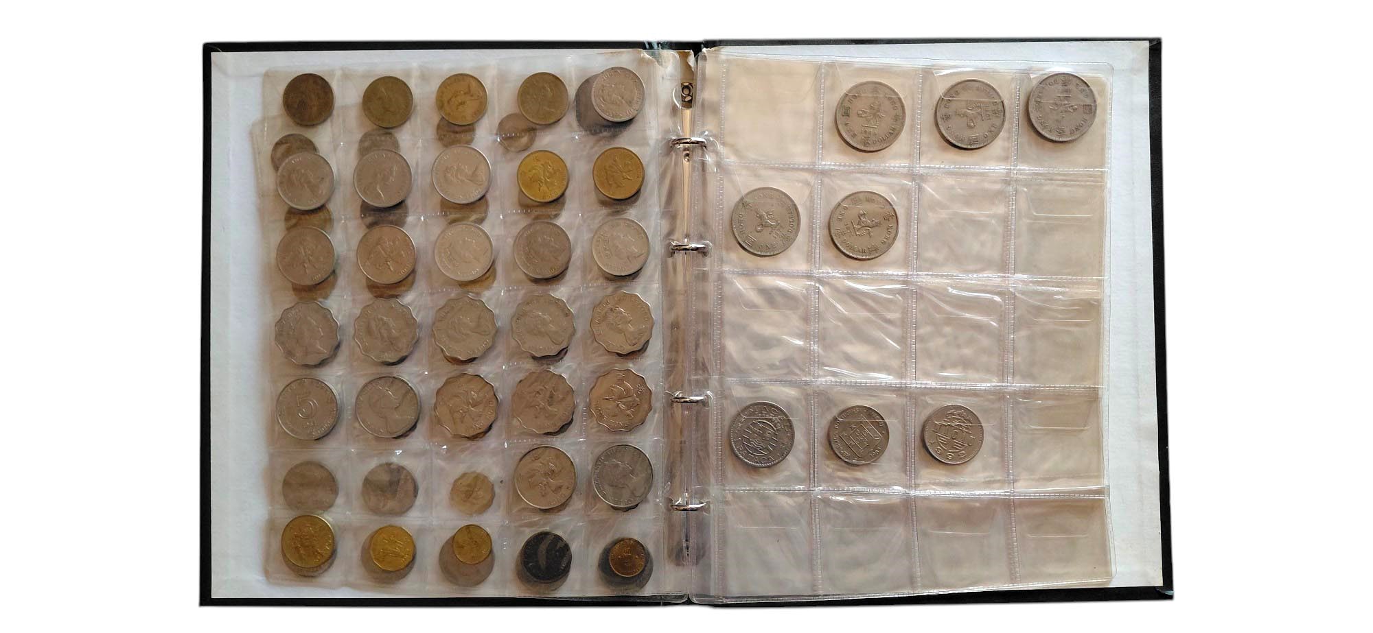 Due album contenenti monete di Stati dell'Asia.