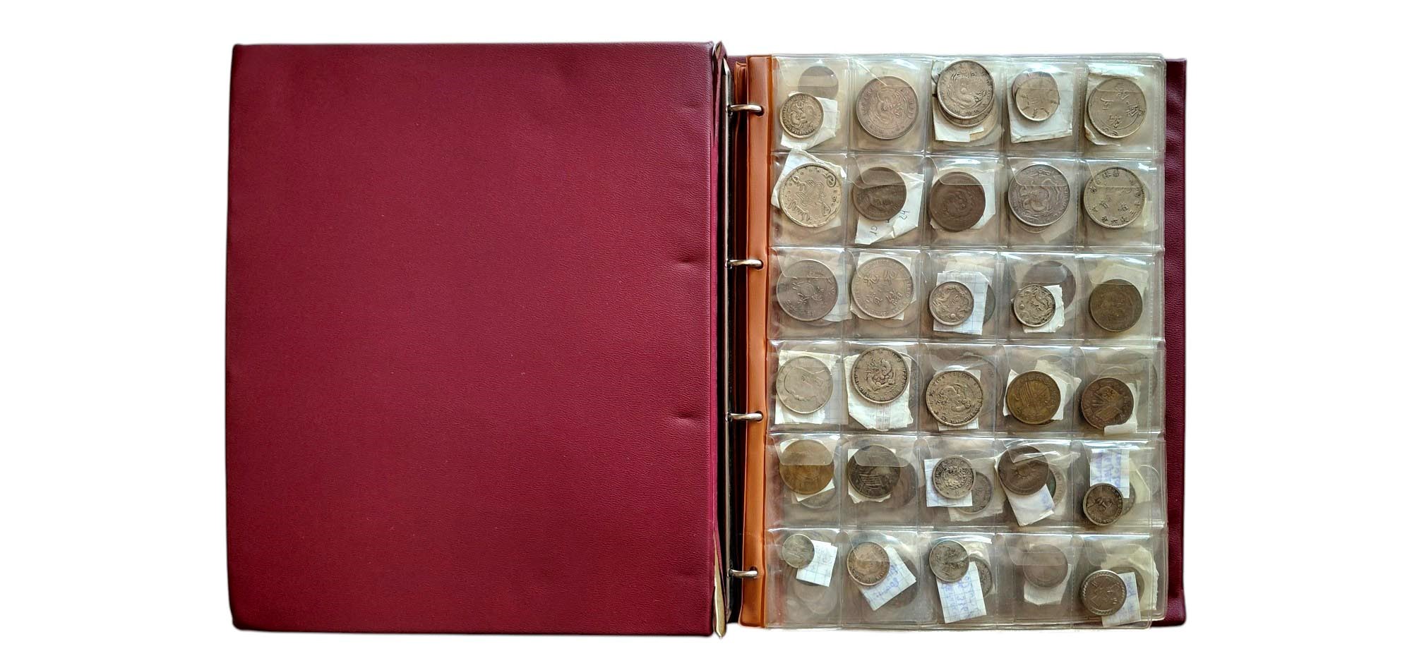 Due album contenenti monete di Stati dell'Asia.