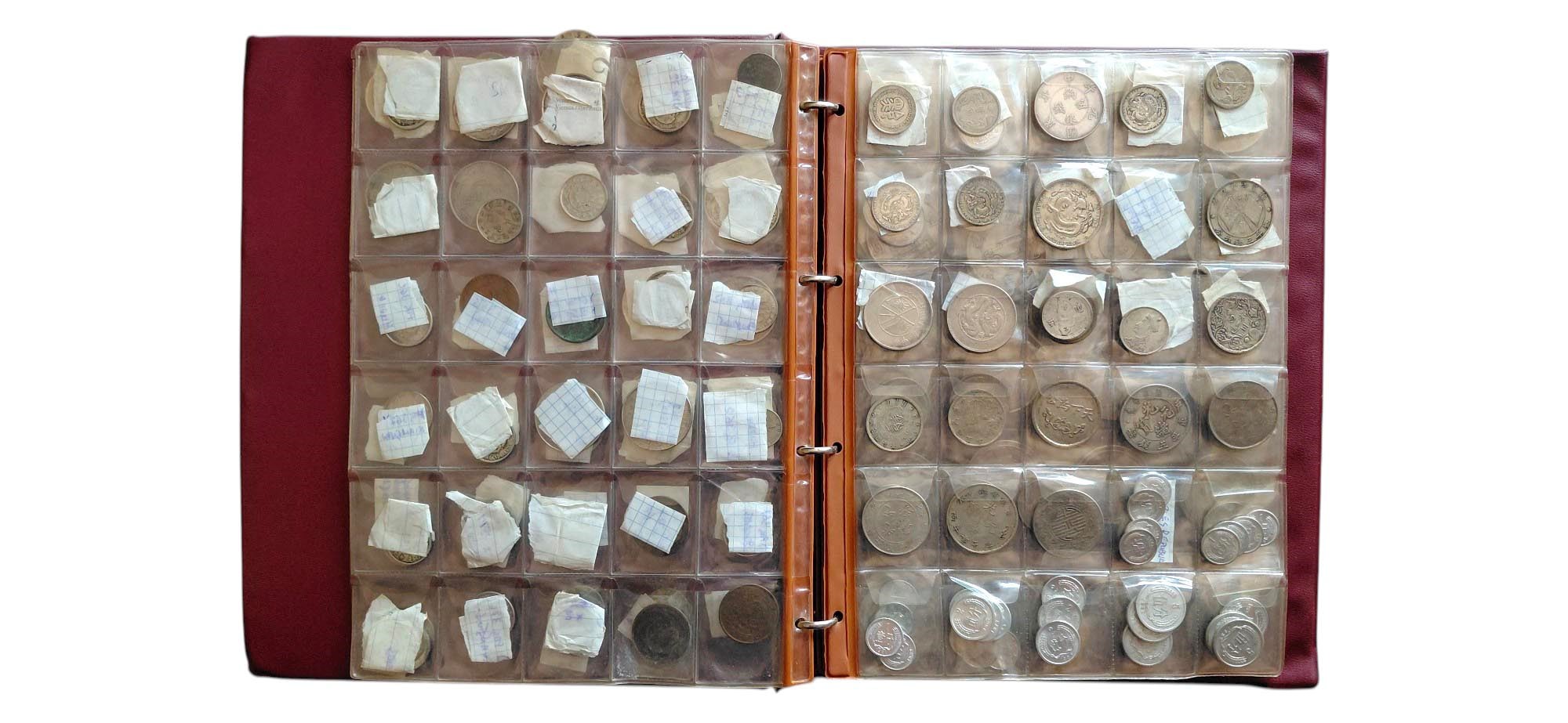 Due album contenenti monete di Stati dell'Asia.