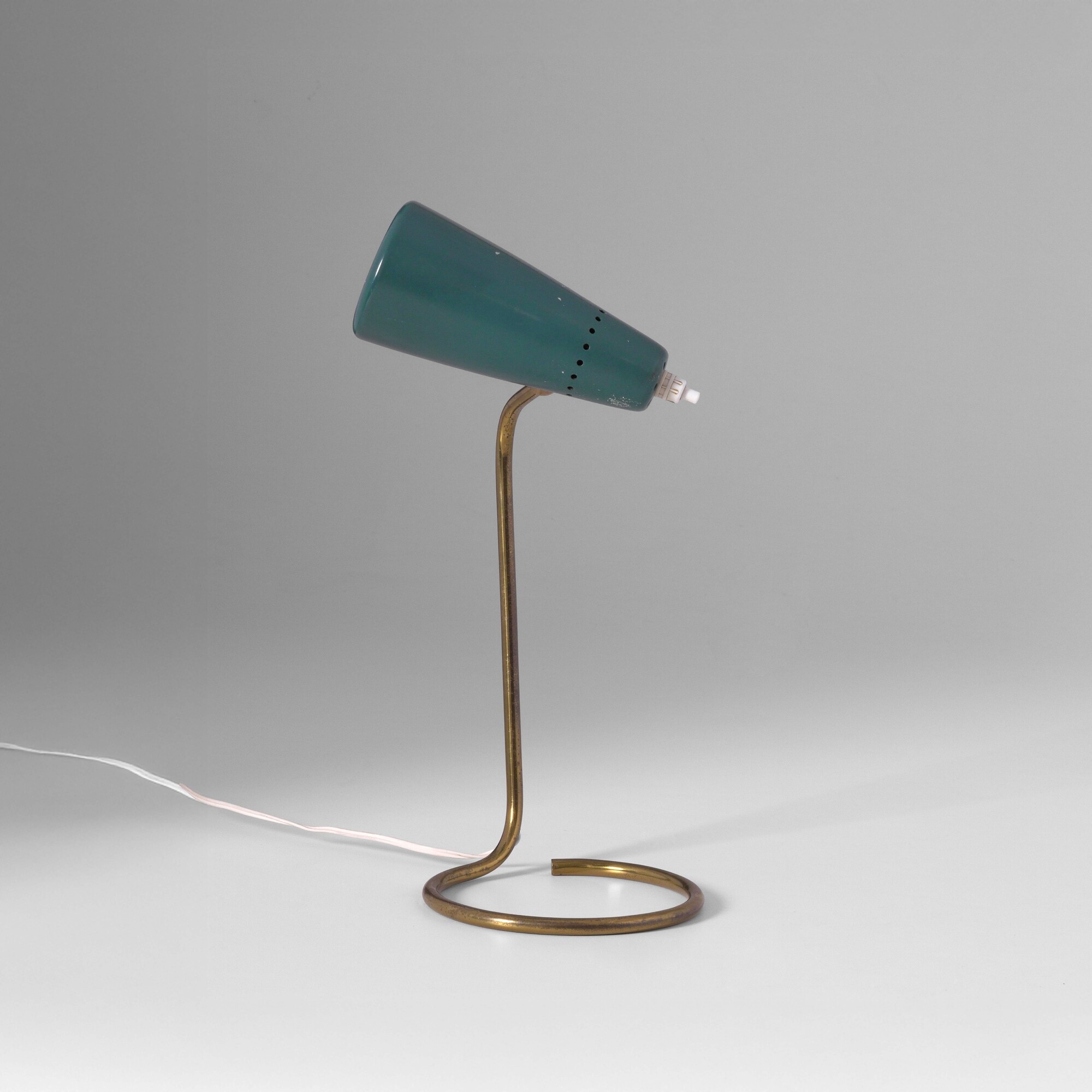 Stilnovo - Lampada da tavolo in ottone con diffusore in metallo laccato