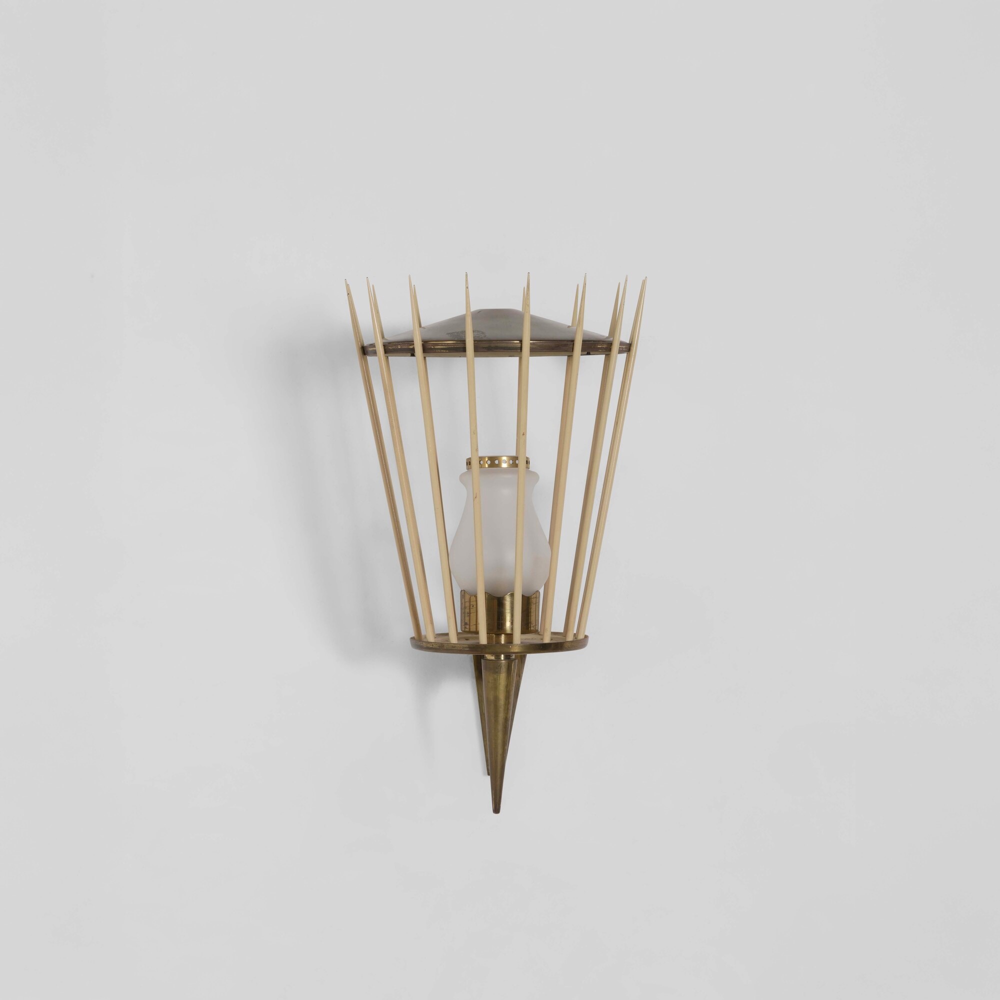 Gino Sarfatti - Lampada da parete mod. 2024, ottone e metallo laccato con diffusore in vetro sati...