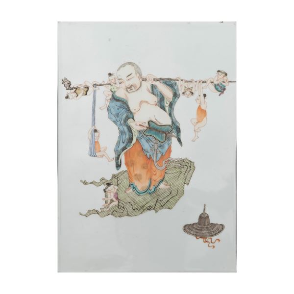 Placca in porcellana Famiglia Verde raffigurante saggio con bambini, Cina, Dinastia Qing, XX secolo