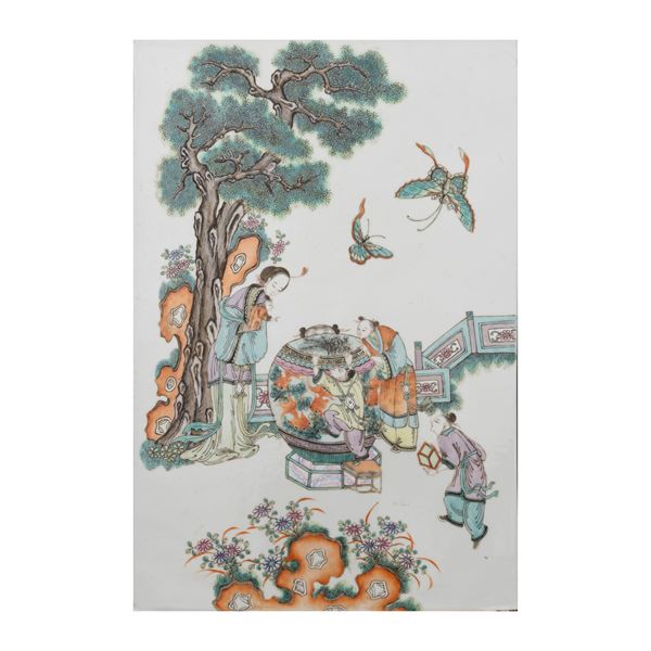 Placca in porcellana Famiglia Verde raffigurante scena di corte con fanciulla e bambini, Cina, Repubblica