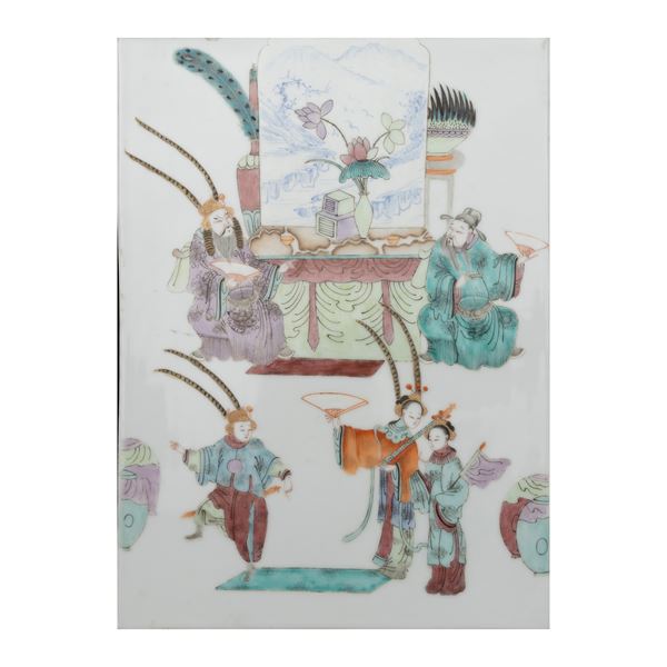 Placca in porcellana Famiglia Verde raffigurante scena di corte, Cina, XX secolo
