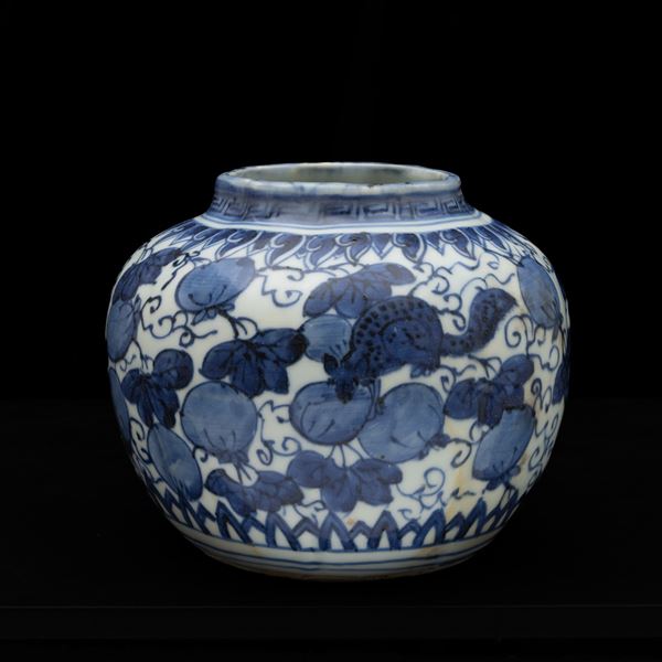 Potiche in porcellana bianca e blu raffigurante scoiattolo con decori a motivi floreali, Cina, XX secolo