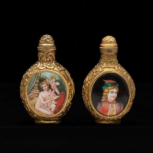 Lotto composto da due Snuff bottle in metallo dorato con medaglioni in porcellana raffiguranti personaggi, Cina, XX secolo