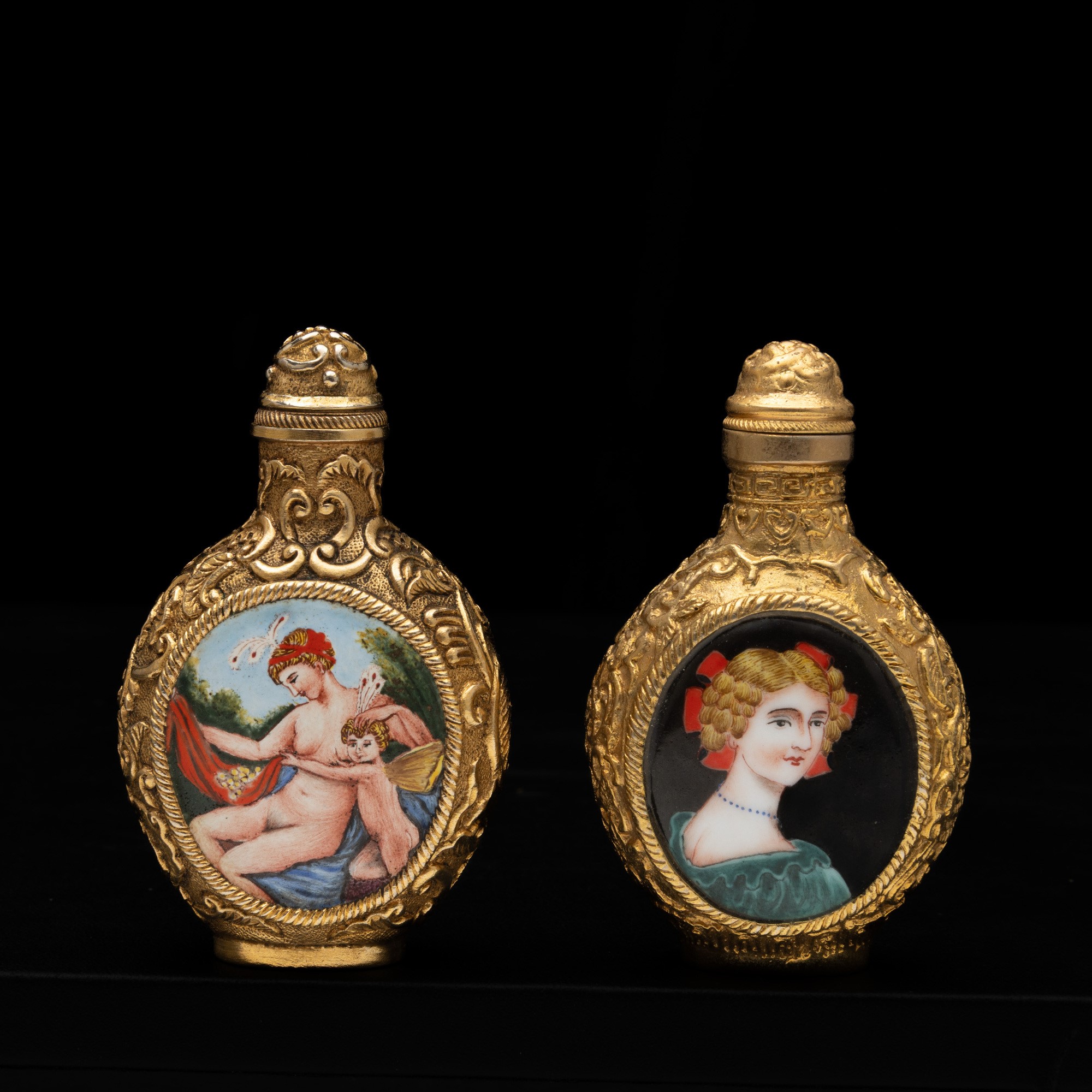 Cina, Lotto composto da due Snuff bottle in metallo dorato con medaglioni in porcellana, XX secol...