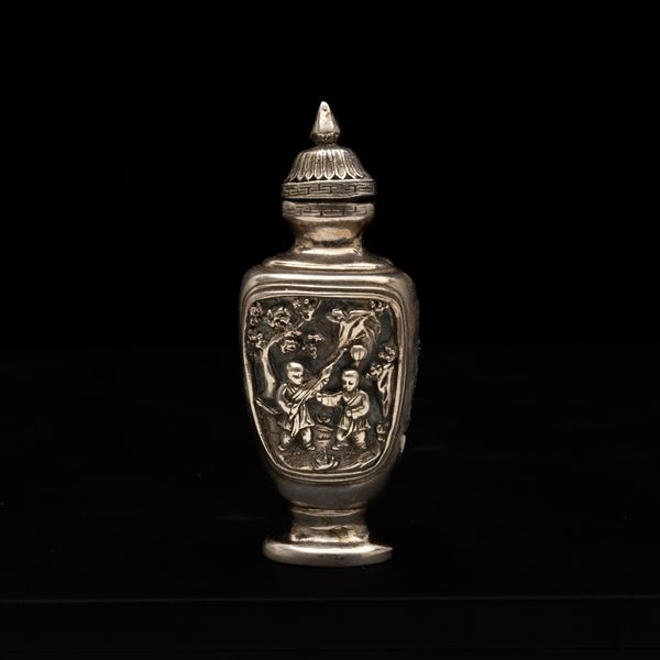 Snuff bottle in argento raffigurante scena di bambini a rilievo, Cina, XIX secolo