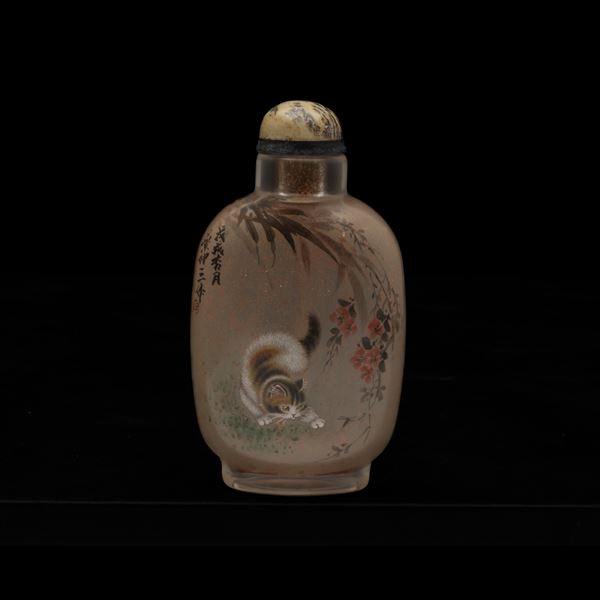 Snuff bottle in vetro raffigurante gatti, Cina, XX secolo