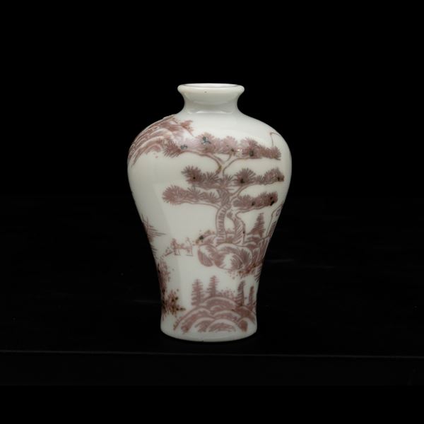 Piccolo vaso in porcellana copper-red raffigurante scena di paesaggio, Cina, Dinastia Qing, XX secolo