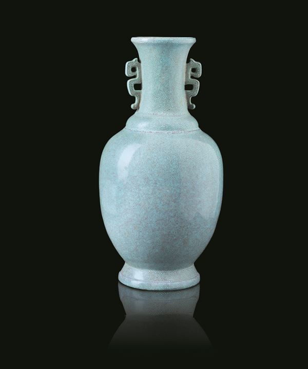 Vaso da muro biansato in porcellana con invetriatura 
