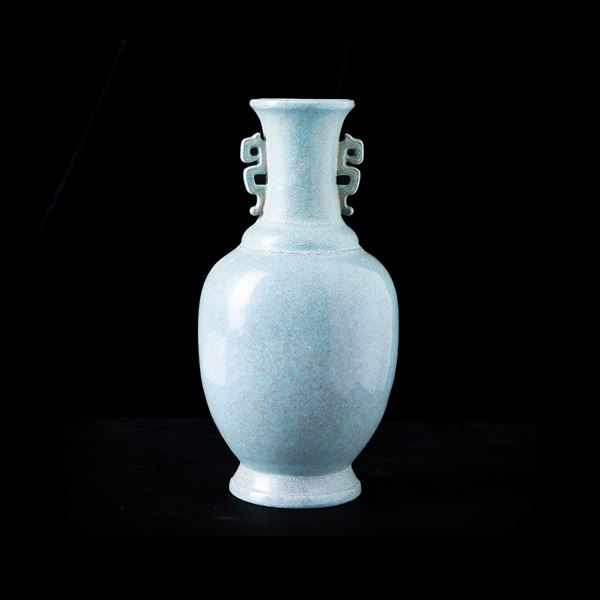 Vaso da muro biansato in porcellana con invetriatura "Robin's egg, Cina, XX secolo