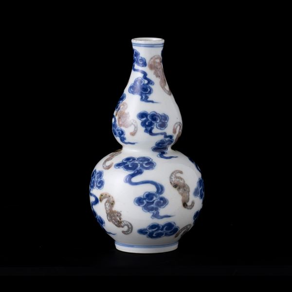 Vaso a doppia zucca in porcellana bianca e blu raffigurante pipistrelli, Cina, XX secolo