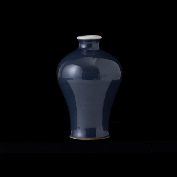 Piccolo vaso in porcellana a fondo azzurro, Cina, XX secolo