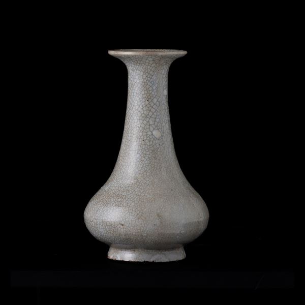 Vaso in porcellana craquelé a fondo grigio, Cina, Dinastia Qing, XIX secolo
