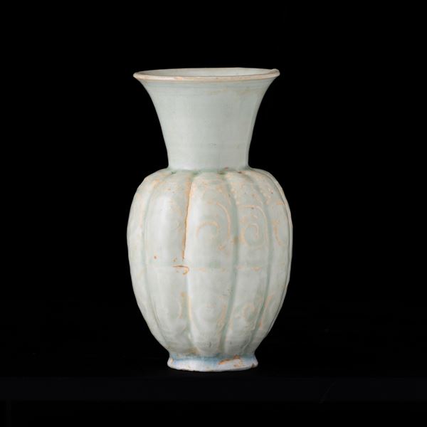 Vaso in porcellana Celadon con decori a rilievo, Cina, Dinastia Qing, XIX secolo