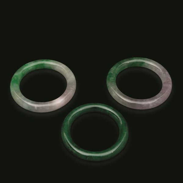 Lotto composto da tre bracciale in giadeite verde mela, Cina, Dinastia Qing, XIX secolo