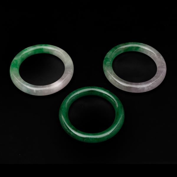 Lotto composto da tre bracciale in giadeite verde mela, Cina, Dinastia Qing, XIX secolo