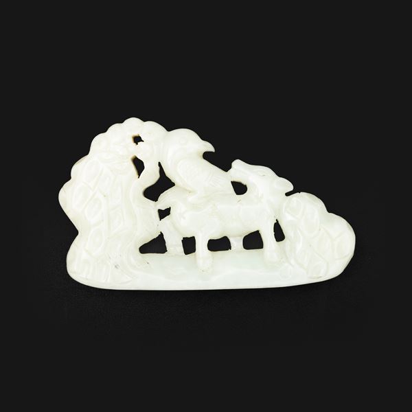 Elemento scolpito in giada bianca raffigurante animali, Cina, XX secolo