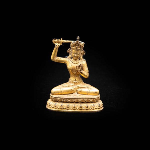 Piccola figura di Buddha seduto su doppio fiore di loto in bronzo dorato, Cina, XX secolo