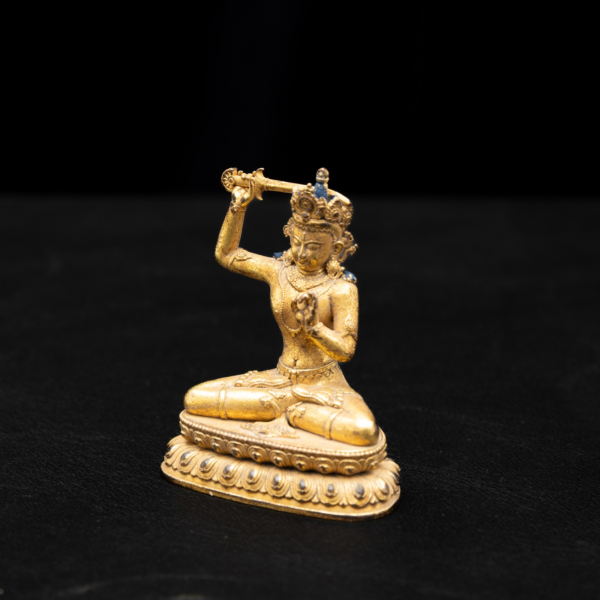 Figura di Buddha seduto su doppio fiore di loto, bronzo dorato, Cina, XX secolo