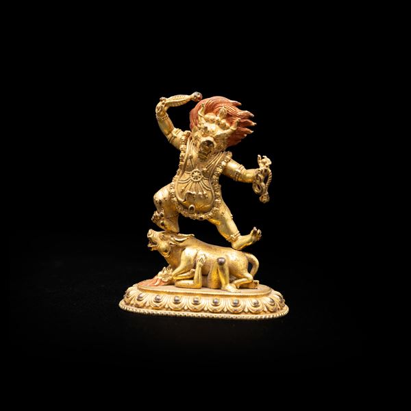 Figura di Outer Yama su fiore di loto in bronzo dorato con tracce di policromia, Cina, XX secolo