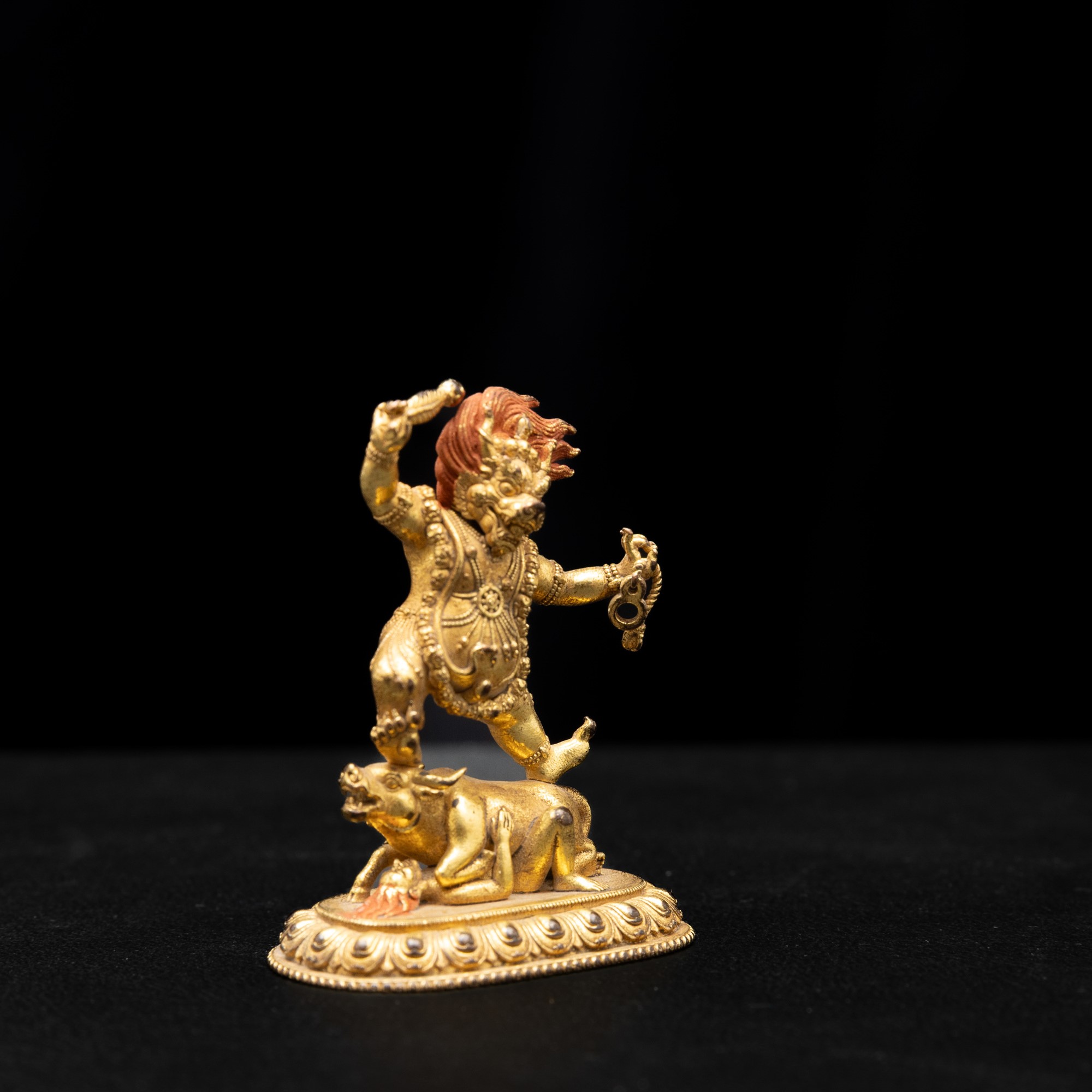Figura di Outer Yama, bronzo dorato con tracce di policromia, Cina, XX secolo, alta 4 cm