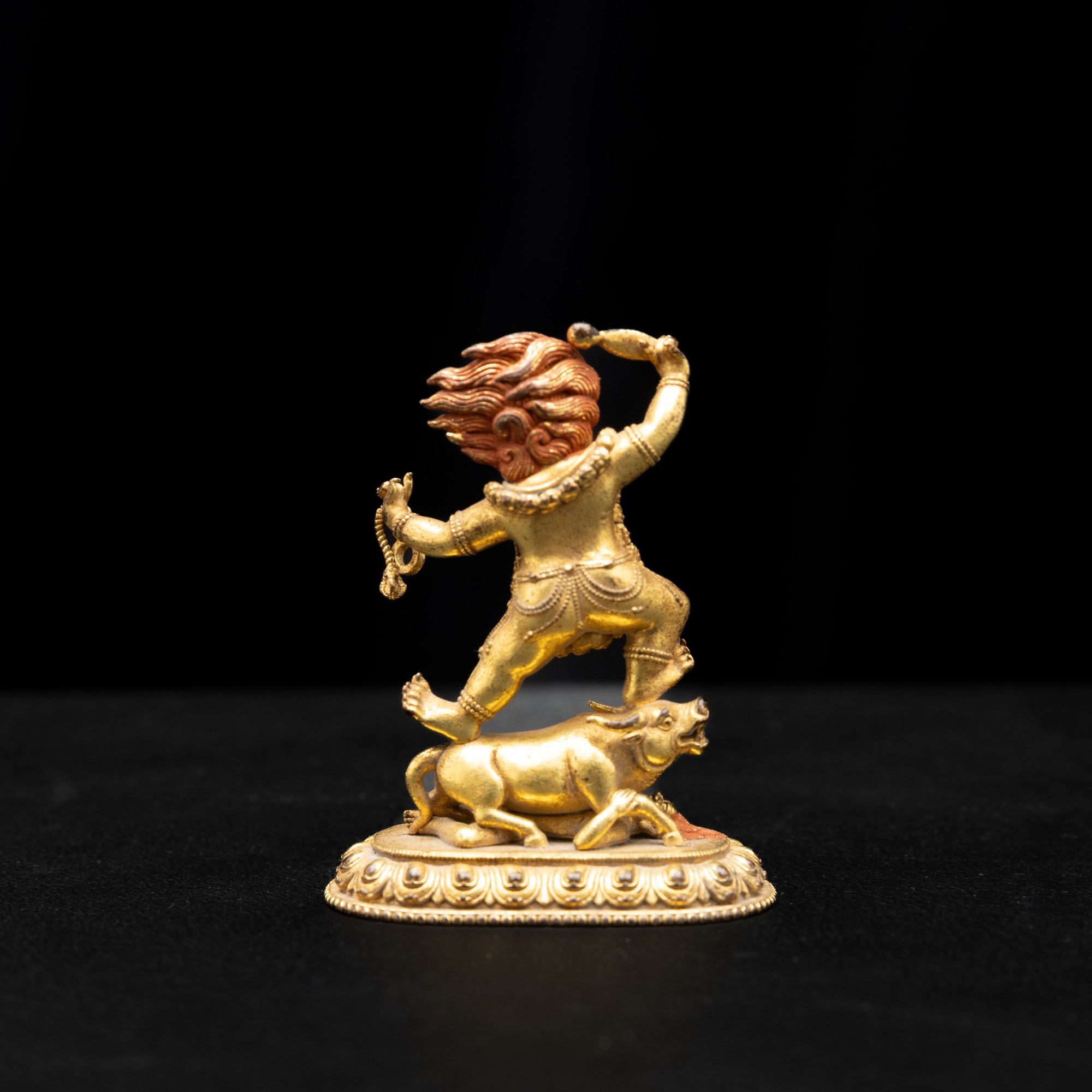 Figura di Outer Yama, bronzo dorato con tracce di policromia, Cina, XX secolo, alta 4 cm