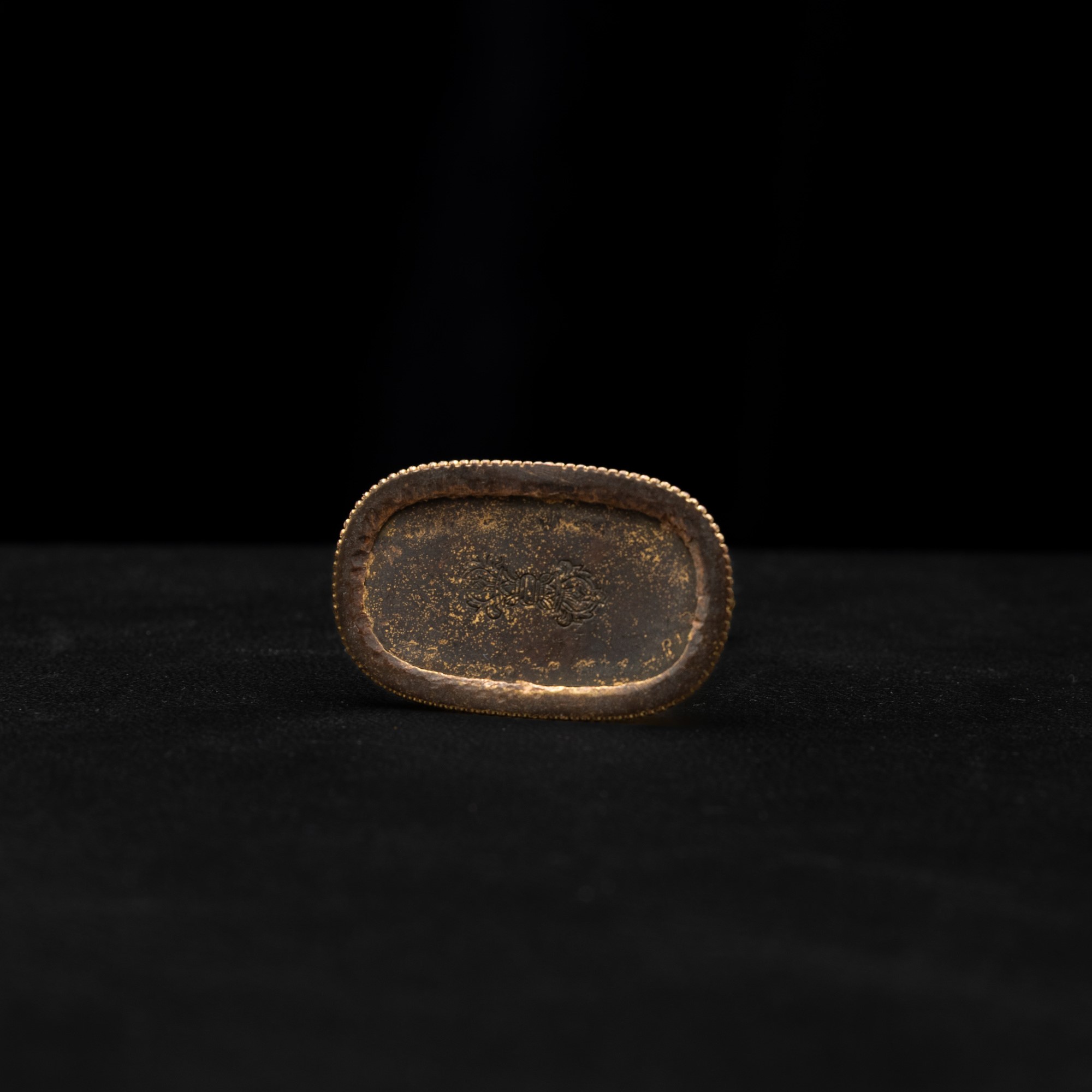 Figura di Outer Yama, bronzo dorato con tracce di policromia, Cina, XX secolo, alta 4 cm