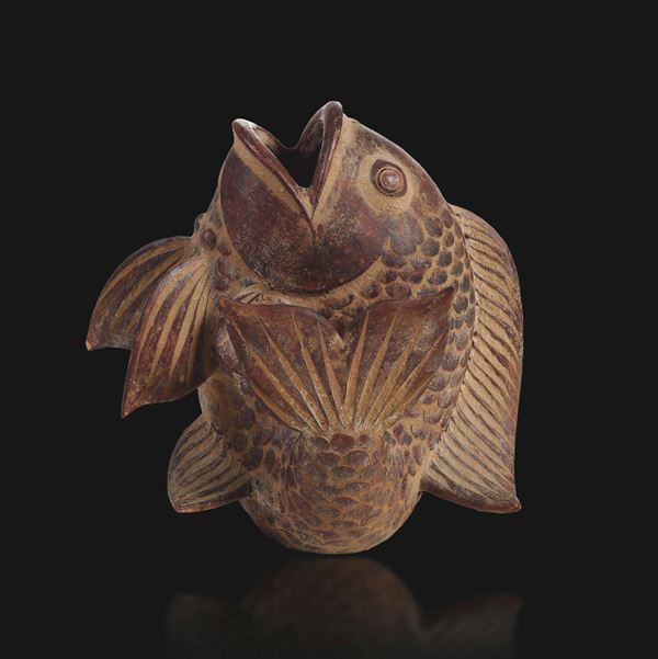 Figura di Carpa Koi in terracotta, Giappone, XIX secolo