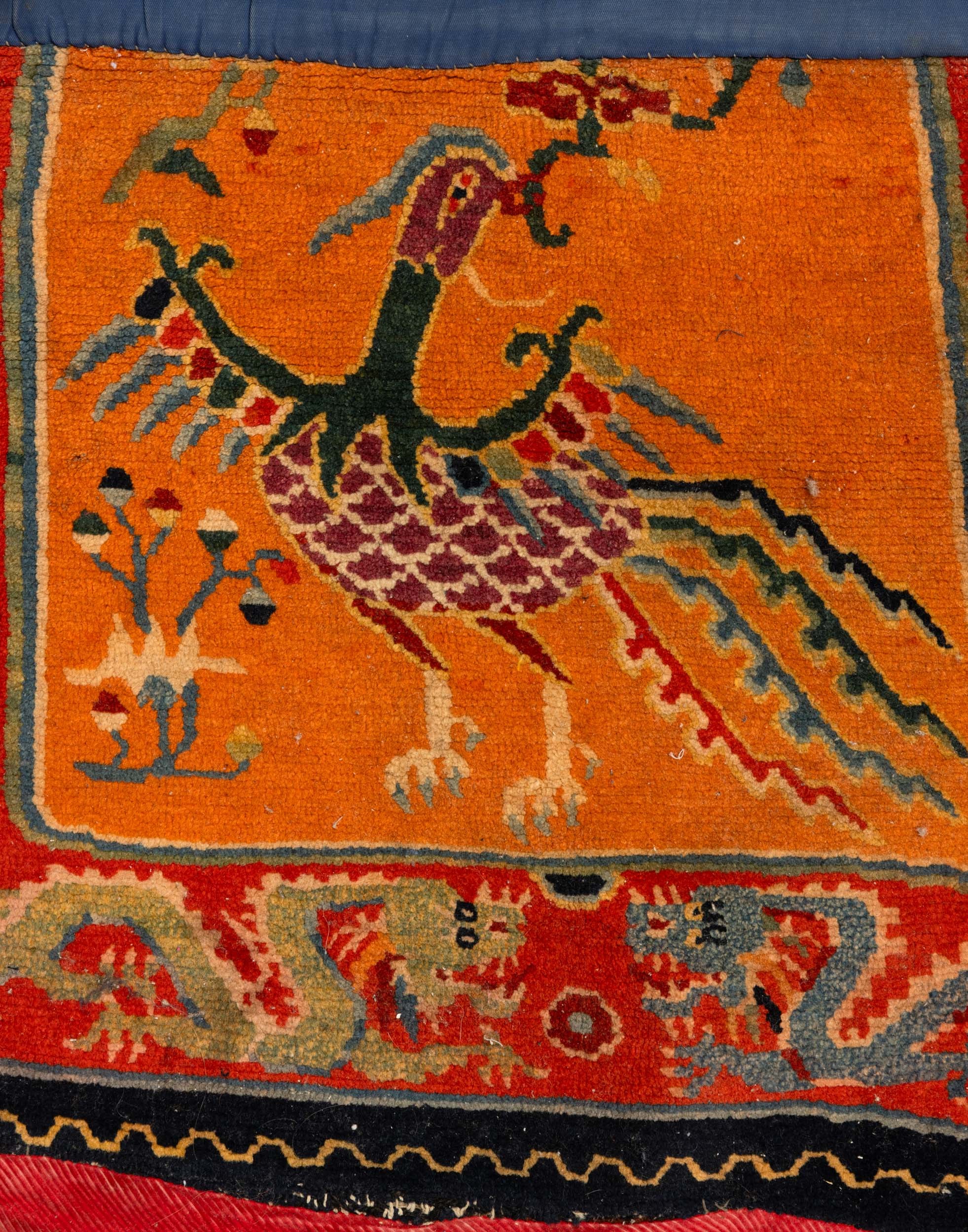 Sella tibetana con decori di draghi e fenici, XIX secolo, dimensioni 130 x 80 cm