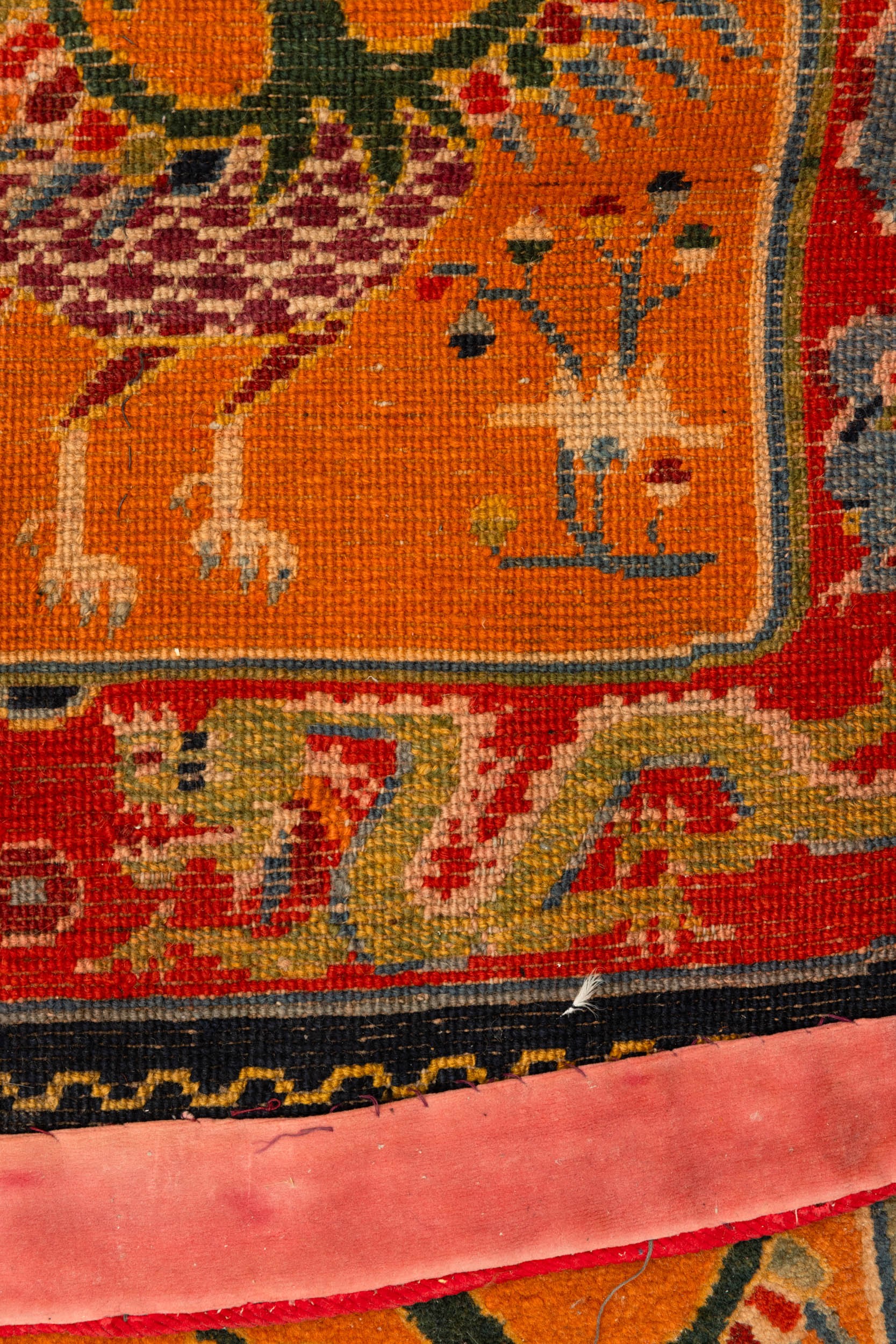 Sella tibetana con decori di draghi e fenici, XIX secolo, dimensioni 130 x 80 cm